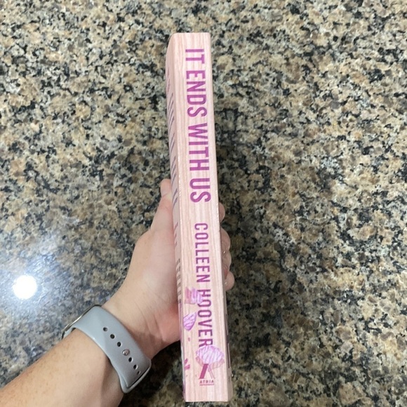 It Ends With Us by Colleen Hoover GUC - Picture 3 of 3